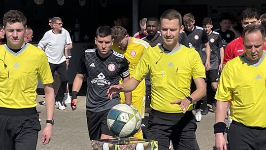 Flavius Botiseriu ist die pure Entschlossenheit. Der Kapitän des SC Idar-Oberstein konnte gegen den FV Eppelbon nicht spielen un