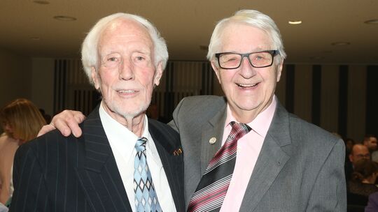 Die beiden Ehrenbürger der Ortsgemeinde Ettringen, Udo Mülhausen (links) und Bernd Schmitz, sind nicht nur zusammen zur Schule