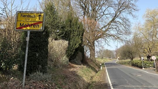 Der Ortsausgang Mehren Richtung Fiersbach ist von der Baustelle betroffen. Die stark befahrene Straße ist mit einigen Schäden in