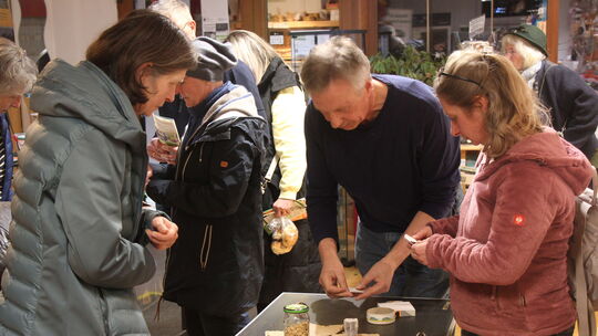 Erfahrungsaustausch aus erster Hand: Viele Besucher der traditionellen Tauschbörse im Altenkirchener Regionalladen Unikum deckte Erfahrungsaustausch aus erster Hand: Viele Besucher der traditionellen Tauschbörse im Altenkirchener Regionalladen Unikum deckte