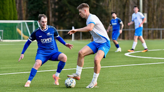 Winterneuzugang Levin Gerhardt (rechts, hier im Zweikampf mit Louis Zimmerschied) machte in der Nachspielzeit den Deckel drauf f