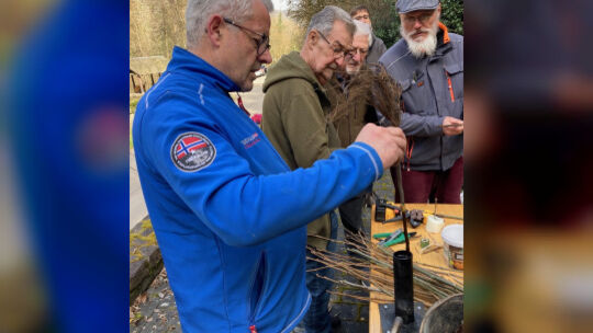 Forstingenieur Albert Jung (links) führte bei einem Seminar die korrekte Vorgehensweise bei der Veredelung von Apfel-Edelreisern