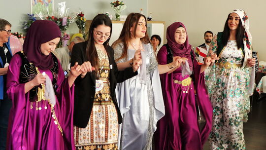 Diese fünf jungen Damen, die aus Kurdistan stammen, waren bei der Feier zum zehnten Geburtstag des Cafés International in Wirges