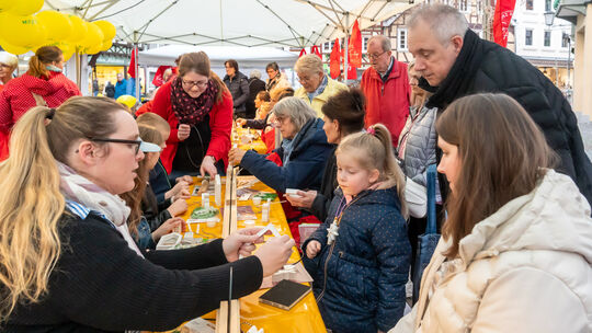 Besucher waren angeregt, ihre Osterdekoration selber zu basteln. Besucher waren angeregt, ihre Osterdekoration selber zu basteln.
