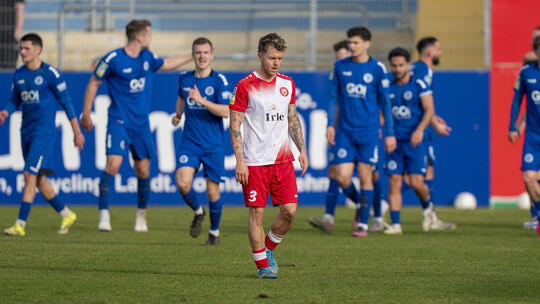 Enttäuschung nach der zweiten Niederlage in Folge: Während die Sportfreunde Kptte (in Blau) über den 2:1-Siegtreffer nach einem