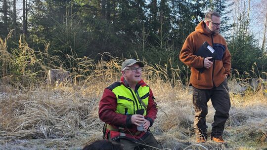Hund und Herrchen sind zufrieden nach bestandener Prüfung: Harald Löscher (links) neben seinem Drahthaar Kurt, daneben die Richt