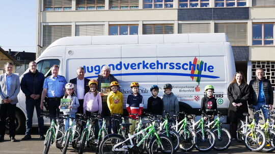 Mit den Kindern freuten sich (von links) Roland Praetorius (Kreisverwaltung), Andy Hahn (Kreisverkehrswacht), Markus Bolle (Poli