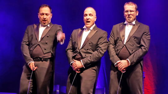 „Musik unter der Gürtellinie“, das heißt, drei Tschechen pinkeln im Gleichklang „Freude schöner Götterfunke“.