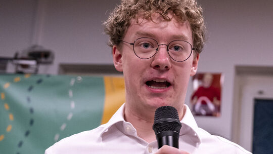 Moderator Jannis Kaack leitete gemeinsam mit Lina Martin durch die Podiumsdiskussion des Jugendparlaments Simmern-Rheinböllen.