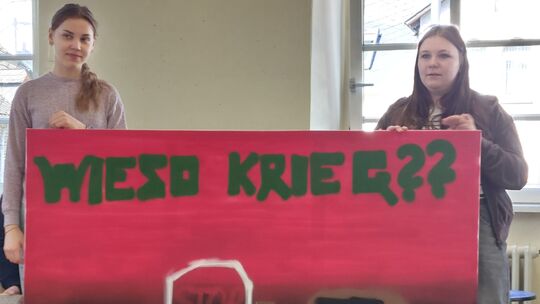 Wieso Krieg?? Diese beiden BBS-Schülerinnen griffen eine Frage auf, die sich viele Menschen nicht nur angesichts der Situation i