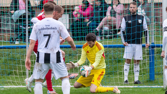 Andy Forster packt zu. In der kommenden Saison wechselt der Torhüter, der derzeit die Spvgg Nahbollenbach trainiert, zur SG Idar