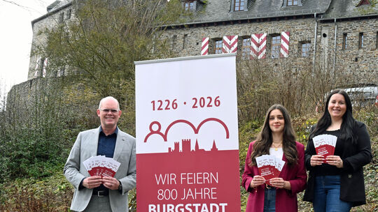 Auf der historischen Ruine, auf dem Marktpaltz und in den Gassen rund um den Burgberg wird der 800. Geburtstag von Kastellaun ge