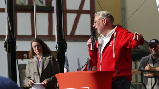 Neben Markus Eulenbach sprach auch Landrätin Cornelia Weigand (links) zu den besorgten ZF-Leuten.