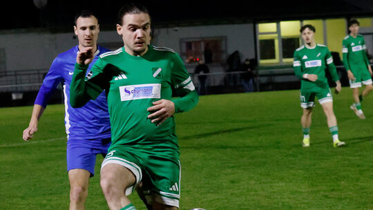 Tom Gürel (grünes Trikot) und der SVA Waldalgesheim wollen den Heimsieg gegen die Eintracht in Bodenheim vergolden.