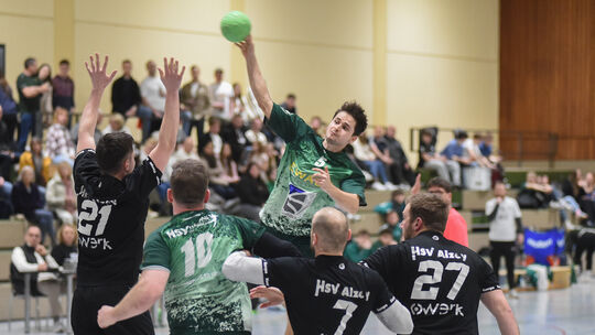 Überflieger: Simon Steines vom HSV Sobernheim (am Ball) versucht es aus der Distanz. Kreisläufer Max Maschtowski, mit acht Toren