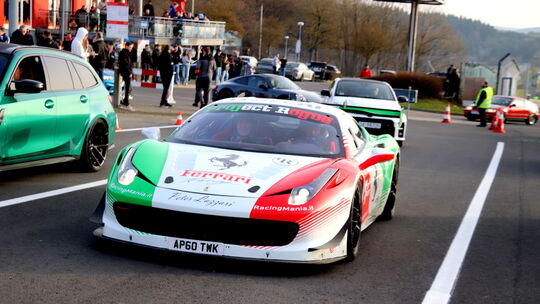 Auffallend war der in Scuderia-Farben gebrandete Ferrari mit irischem Kennzeichen.