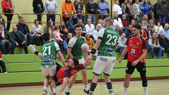 Simon Giebenhain (am Ball, rechts Maximilian Schenk) hat sich mit dem TuS Holzheim nach vier Siegen hintereinander in der Spitze