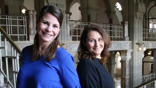 Die beiden Juristinnen Natalie F. (links) und Alwina B. Im weiträumigen Treppenhaus des im neoromanischen Stil errichteten ehema