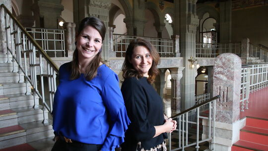 Die beiden Juristinnen Natalie F. (links) und Alwina B. im weiträumigen Treppenhaus des im neoromanischen Stil errichteten ehema