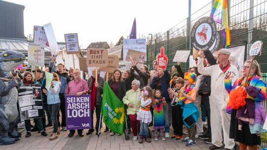 Mit Transparenten, Sprechchören und Liedern demonstrierten in Neustadt Bürger aller Altersgruppen im Zusammenhang mit einer AfD- Mit Transparenten, Sprechchören und Liedern demonstrierten in Neustadt Bürger aller Altersgruppen im Zusammenhang mit einer AfD-
