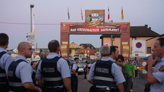 Polizisten während der Räumung des Bad Kreuznacher Jahrmarkts: Die Suche nach dem Anrufer geht weiter.