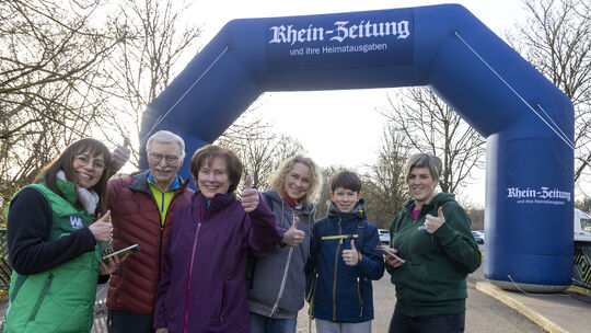 Daumen hoch für die geführten Rundwanderungen durch den Hachenburger Westerwald beim RZ-Winterwandertag mit Start und Ziel an de