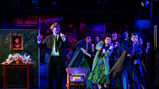 Eine Musiknummer, die hängenbleibt: Aaron Boroviec als Sir Elton John in "Amélie" in der Neuproduktion des Koblenzer Jugendtheat