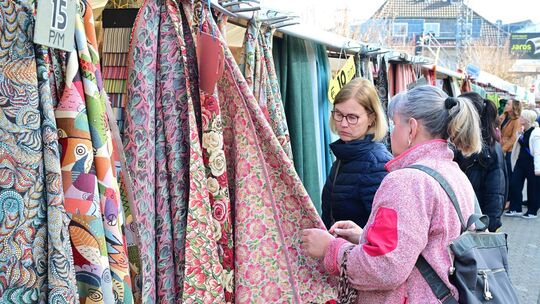 Viele Menschen nutzten das sonnige Wetter für einen Bummel über den Deutsch-Holländischen Stoffmarkt in Remagen.