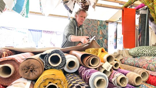 Stoffe über Stoffe so weit das Auge reicht. Stoffe über Stoffe so weit das Auge reicht.