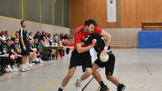 Elias Ohl (rotes Trikot) und Co. haben den Abstiegskampf verinnerlicht: Im Duell mit dem Tabellenvorletzten TG Eltville gelang d