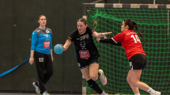 Verdribbelt: Jule Setz (schwarzes Trikot) und die HSG Nahe-Glan unterlagen deutlich.