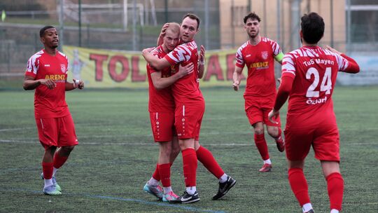 Der Tus Mayen (in den roten Trikots) zeigte eine souveräne Vorstellung gegen Ahbach.