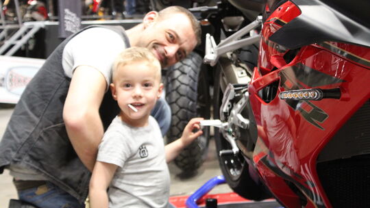 Früh übt sich... Der vierjährige Milan erkundet gemeinsam mit seinem Vater Kevin die Technik eines chinesischen Motorrades.