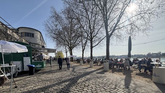Bei reichlich Sonne nutzten die Neuwieder am Wochenende die erste Gelegenheit des Jahres, den Biergarten am Rhein zu besuchen.