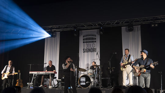 Die sechs "süßen Herren" heizten dem Neuwieder Publikum in der Schauburg mit jeder Menge Italo-Hits aus mehreren Jahrzehnten ein