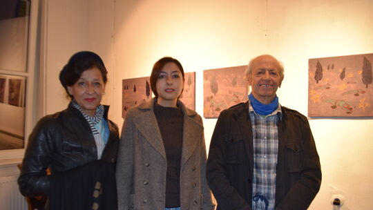 Jaleh Tavassoli (Mitte) sprach im Vorfeld der Vernissage mit Carmen Ghane Basiri und Hahmet Dehzad über ihr Werk, in dem die Far