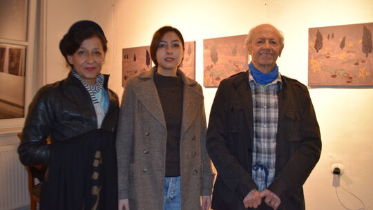 Jaleh Tavassoli (Mitte) sprach im Vorfeld der Vernissage mit Carmen Ghane Basiri und Hahmet Dehzad über ihr Werk, in dem die Far