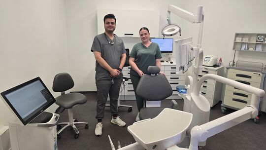 Ali Abedi (l.) und Mirela Frangulea zeigen einen der neuen, hellen Behandlungsräume in der YASMILE-Praxis in Kirn.