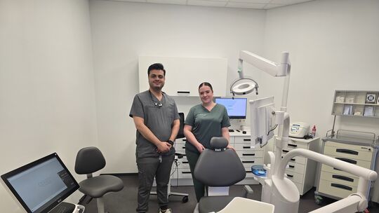 Ali Abedi (l.) und Mirela Frangulea zeigen einen der neuen, hellen Behandlungsräume in der YASMILE-Praxis in Kirn.