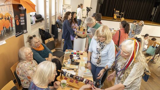 Beim Frauentag in der Göttenbach-Aula gab es reichlich Gelegenheit zum Austausch und zur Vernetzung.