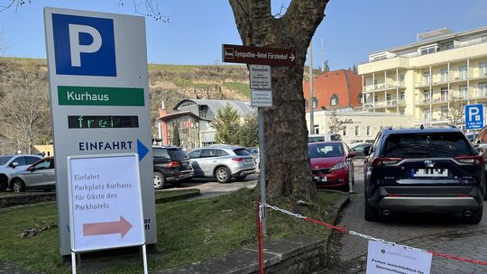 Noch ist alles etwas provisorisch abgetrennt, doch bald könnte eine Schrankenanlage für die Gäste des Kurhauses kommen.