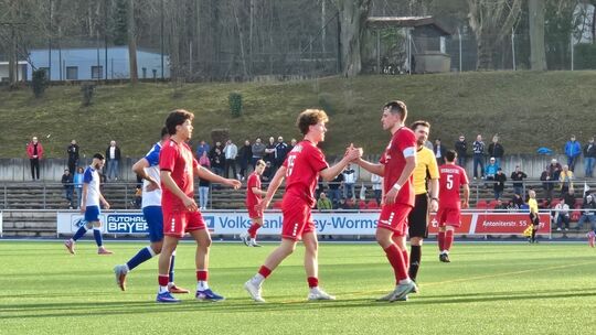 Gut gemacht: Kapitän Max Olbrich (rechts) konnte zufrieden sein mit der Vorstellung seiner Mitspieler.
