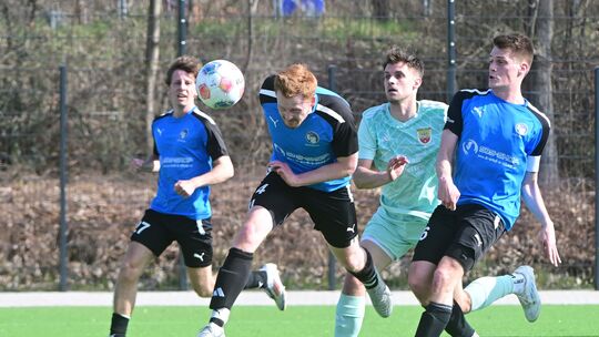 Walporzheims Nicolas Neukirchen (vorn) köpft ein, am Ende gewann die SG gegen den SC Sinzig mit 5:2.