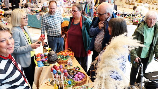 Der Stand mit den Eiern der Oppelner Kratztechnik von Elisabeth Grosch war am Wochenende ein Magnet beim Ostermarkt in der Stadt