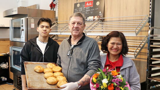 Khanitta und Hans-Josef Willems führen den Laden als kleinen Familienbetrieb, am Wochenende hilft ihnen dabei Sohn Lukas (links)