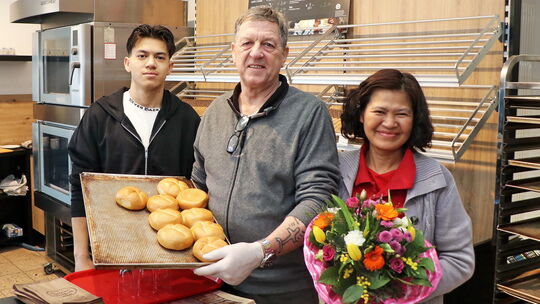 Khanitta und Hans-Josef Willems führen den Laden als kleinen Familienbetrieb, am Wochenende hilft ihnen dabei Sohn Lukas (links)