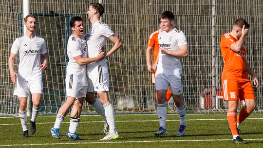 Der TuS Asbach (weiße Trikots) hatte gleich viermal Grund zum Jubeln. Da den Gästen aus Niederroßbach lediglich ein Treffer gela