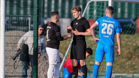 Der wohl entscheidende Moment. Rieschweilers Torwart Marc Zimmermann sieht die Rote Karte von Schiedsrichter Lius Hofmann. Es ga