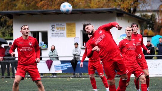 Der SV Untermosel (rote Trikots) konnte sich mit 6:0 gegen Oberwesel durchsetzen.