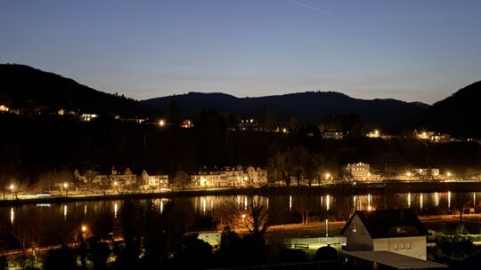 Was flog über die Mosel? Diese Frage beschäftigt aktuell auch die Polizei. Zahlreiche Anrufer haben „etwas Glühendes“ am Abendhi